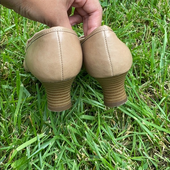 ⬇️🎉Women’s tan shoes❣️ - Picture 3 of 3
